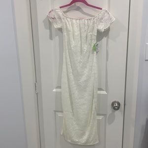 This dress is super cute and classy! Can be worn off the shoulders. New dress.